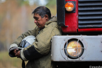 "Хочу увидеть детей и улыбку жены". Истории костанайских пожарных, которые не могут пока вернуться домой