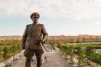 Фотография к новости: Памятник первому министру обороны Казахстана открыли в ВКО