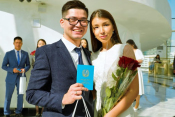 Фотография к новости: Церемонию бракосочетания для молодожёнов провели на монументе "Байтерек"