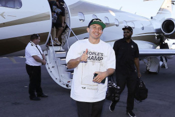 Фотография к новости: Головкин прибыл в Лас-Вегас на третий бой с "Канело"