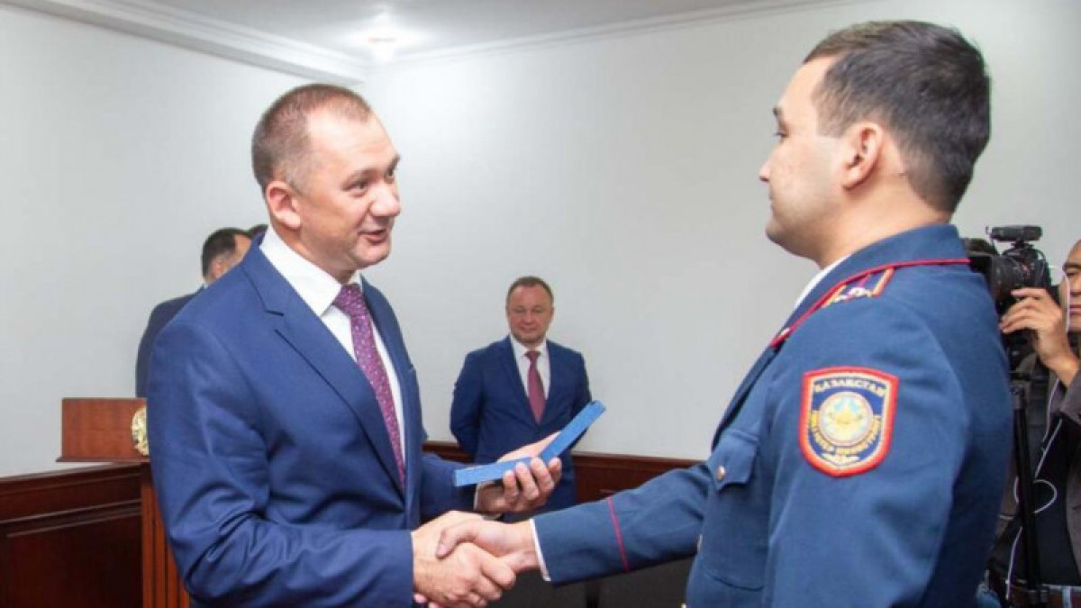 Глава МВД Беларуси наградил казахстанских полицейских за помощь путешественнику