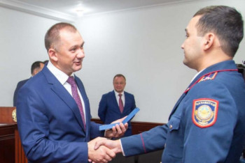 Фотография к новости: Глава МВД Беларуси наградил казахстанских полицейских за помощь путешественнику