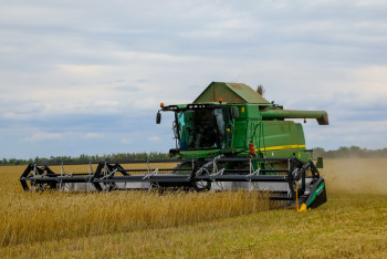 Фотография к новости: МСХ: на 13 сентября аграрии собрали 13,5 миллиона тонн зерновых