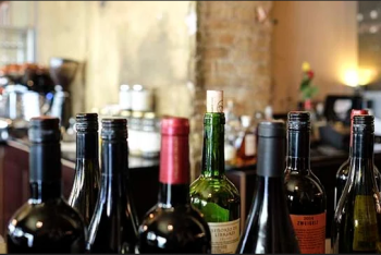 Фотография к новости: 18 тысяч бутылок поддельной водки и коньяка изъяли в ВКО