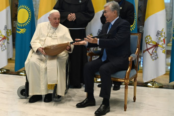 Фотография к новости: Токаев подарил Папе Римскому домбру