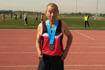 Фотография к новости: "Я хотел поменять свою судьбу": 75-летний марафонец из Кызылорды покоряет новые вершины