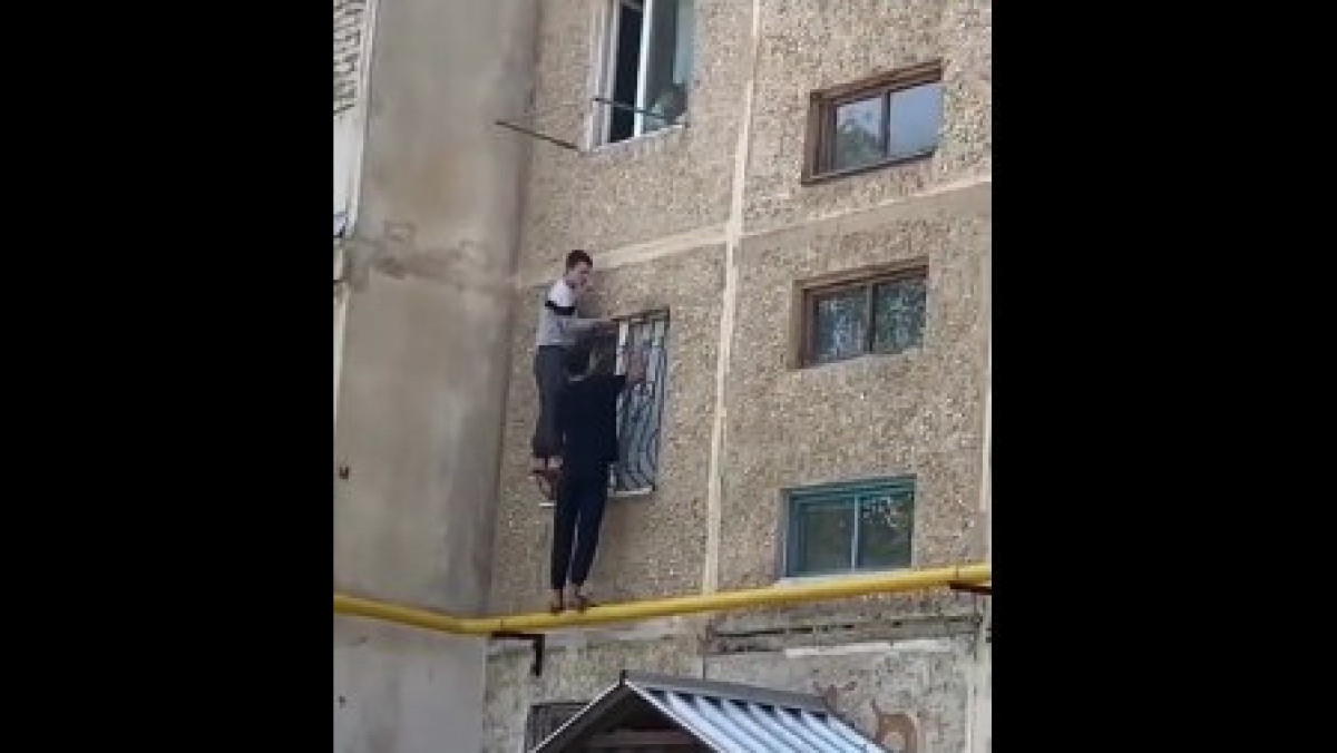 Спасение детей от падения из окна попало на видео в Шымкенте