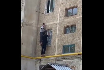 Фотография к новости: Спасение детей от падения из окна попало на видео в Шымкенте