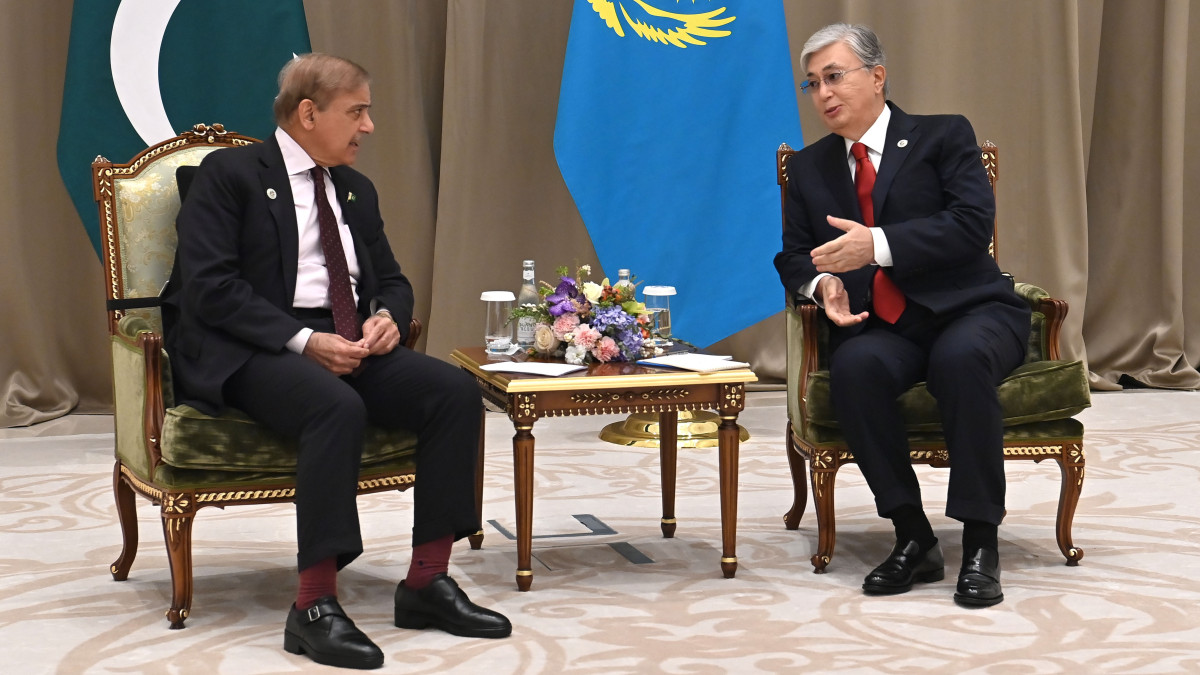Вопросы региональной безопасности обсудил с премьер-министром Пакистана Токаев