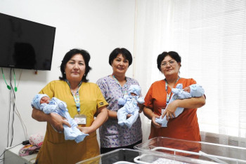 Фотография к новости: Родившуюся в Атырау тройню с 21-летней матерью выписали из роддома