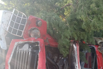 Фотография к новости: Два человека оказались зажатыми в перевернутой пожарной машине в Павлодарской области
