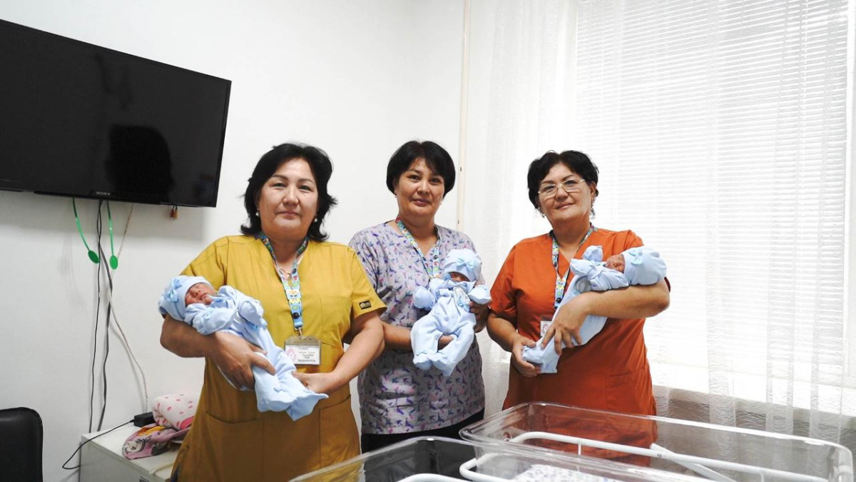 Родившуюся в Атырау тройню с 21-летней матерью выписали из роддома