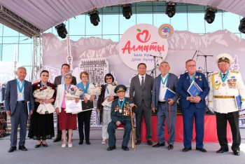 Фотография к новости: Десять алматинцев получили по миллиону тенге в честь Дня города