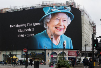 Гроб с телом королевы опустили в склеп