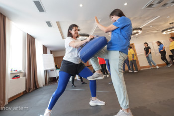 "Келін - тоже человек". Казахстанок учат самообороне тренеры из США и Европы