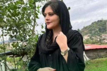 Фотография к новости: Смерть девушки, задержанной за неправильное ношение хиджаба, вызвала массовые протесты в Иране