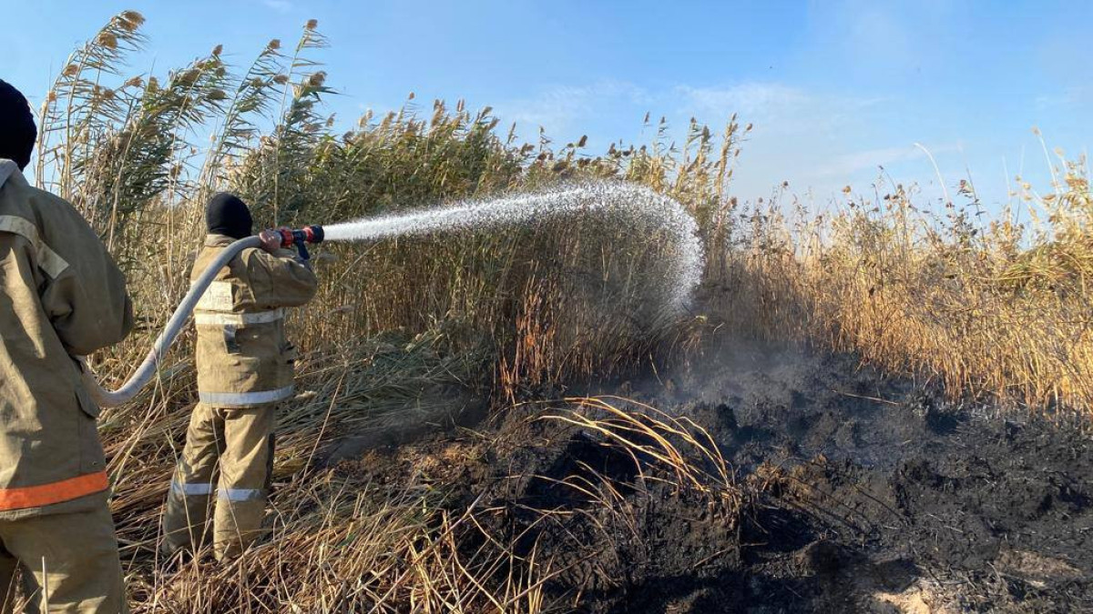 Потушен один из очагов пожара на Каспии