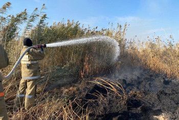 Фотография к новости: Потушен один из очагов пожара на Каспии