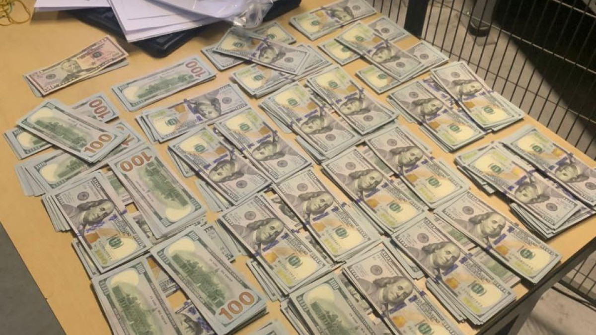 Миллионы тенге пытались вывезти в обуви из Астаны