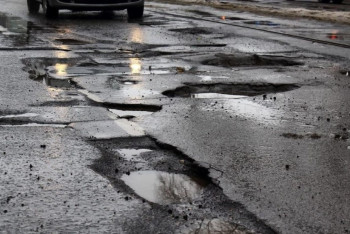 Костанаец отсудил у акимата больше полумиллиона тенге за яму на дороге