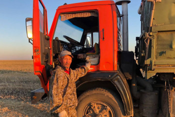 Фотография к новости: Гвозди бы делать из этих людей: 82-летний аксакал трудится на уборке урожая в Акмолинской области