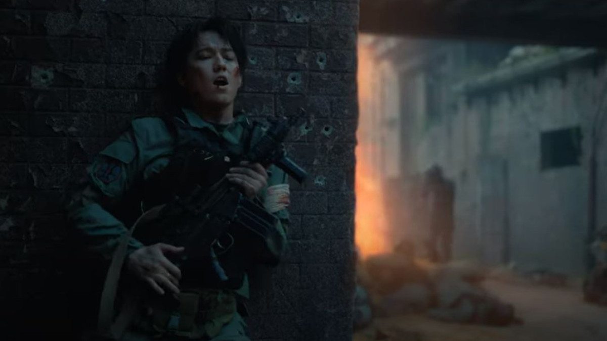 кадр из клипа  "The Story of One Sky"