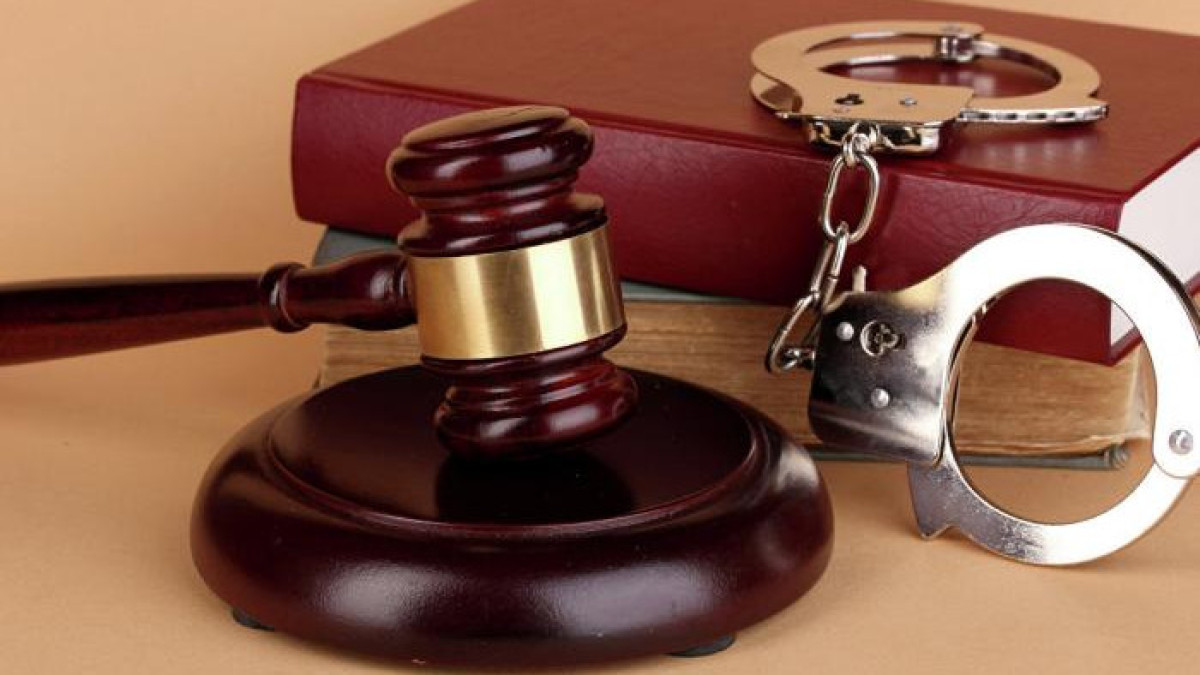 Экс-главу банка и его сообщницу осудили за хищение в Шымкенте