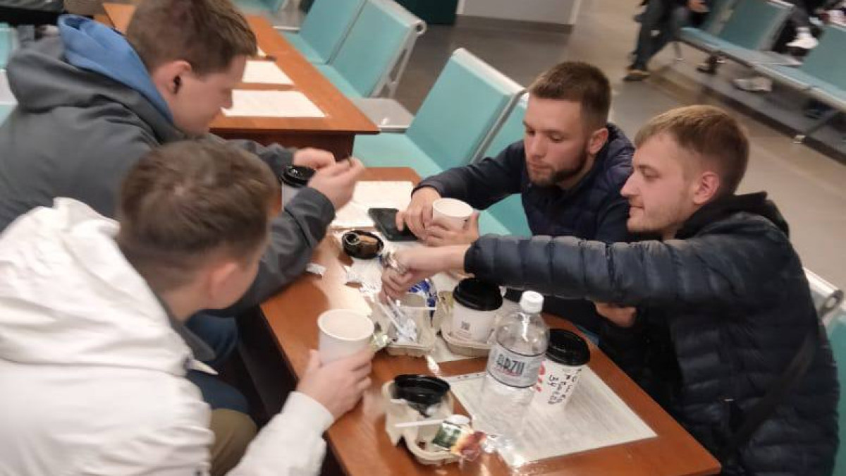 Приезжих бесплатно кормят обедами в ЦОНах Астаны