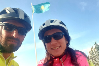 Фотография к новости: Путешественники из Франции узнали казахский язык и в шоке от казахстанских дорог