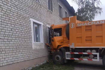 Фотография к новости: Грузовик врезался в жилой дом в Павлодарской области