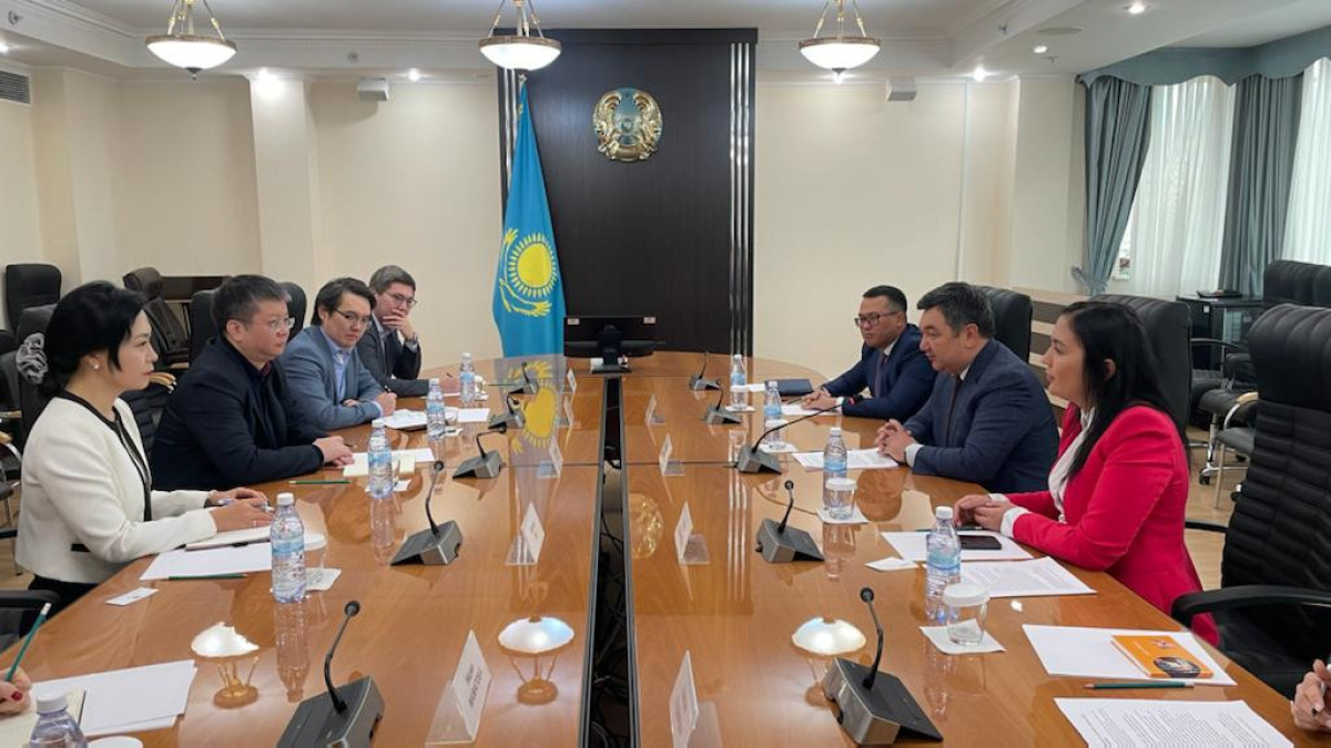 Перевести Facebook и Instagram на казахский язык предложили директору Meta в Казахстане