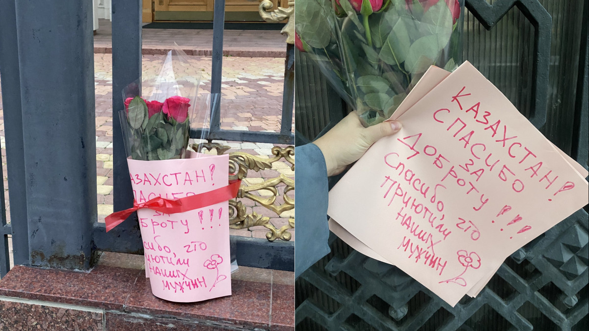 К посольствам Казахстана за рубежом россияне приносят цветы