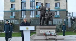 Президент открыл памятник Ауэзову и Мухамедханову в Семее