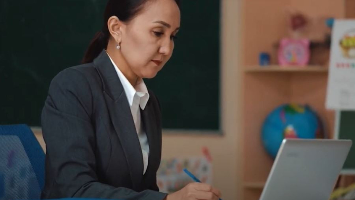 кадр из фильма "Ұстаз"