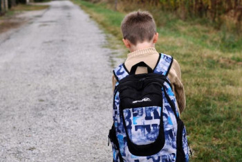 Фотография к новости: Премьер-министр Казахстана поручил разгрузить детей от тяжёлых рюкзаков