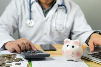 Фотография к новости: Зарплата медиков отстает от роста инфляции в РК - статистика