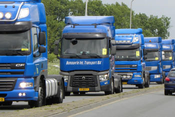 Фотография к новости: Почему на казахстанской границе задерживали российских и белорусских дальнобойщиков, рассказали в МИИР