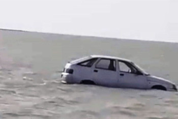 Фотография к новости: Море вышло из берегов и затопило 10 машин в Атырауской области