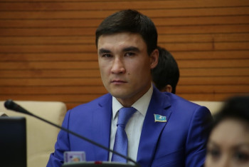 Фотография к новости: "Два раза я хотел сделать хук" - Сапиева спросили, кого из чиновников он хотел ударить