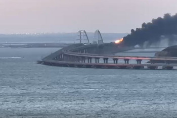 Из-за взрыва частично обрушился Крымский мост