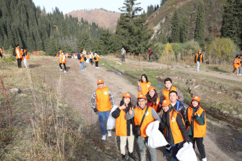Фотография к новости: Десятки тонн мусора собрали алматинцы в горах