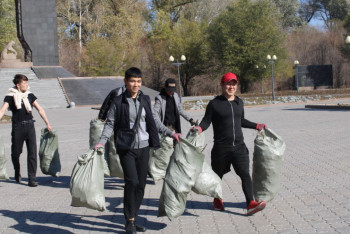 Фотография к новости: Субботник под гитару: молодёжь Семея подхватила челлендж "EcoStudentKZ"