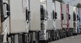 Огромная пробка из большегрузов образовалась на границе Казахстана и Кыргызстана
