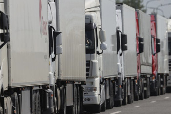 Фотография к новости: Огромная пробка из большегрузов образовалась на границе Казахстана и Кыргызстана