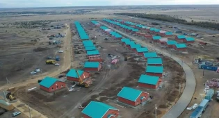 Аким Костанайской области показал, как выглядят новые дома погорельцев