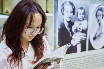 "Узницам приходилось спать на боку". Выставка памяти жертв репрессий проходит в столице