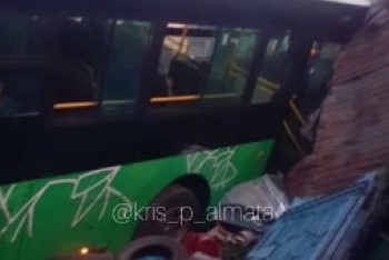 Фотография к новости: Автобус врезался в дом в Алматы, есть пострадавшие