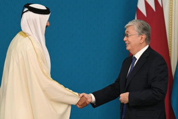 Фотография к новости: Токаев наградил Эмира Катара орденом "Алтын Қыран"