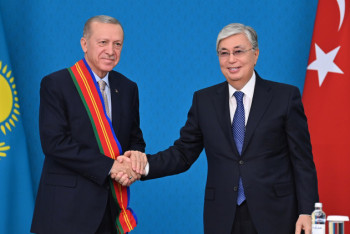 Фотография к новости: Президента Турции наградили орденом в Казахстане