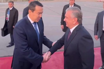 Фотография к новости: Алихан Смаилов встретил в аэропорту президента Узбекистана